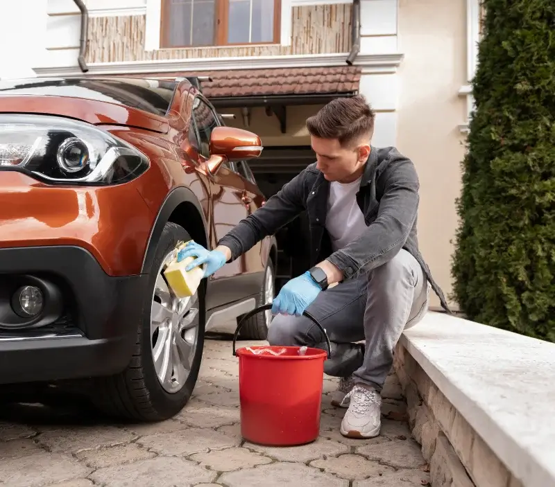 Lavage auto à domicile Godewaersvelde : professionnel intervenant sur un véhicule